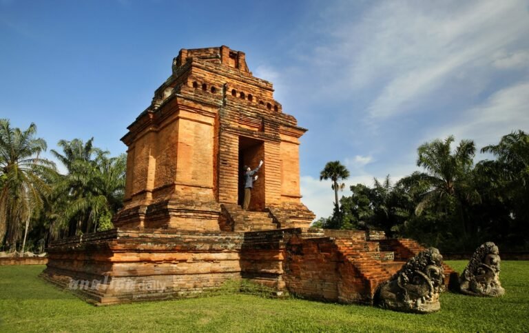 20191219 011231 candi bahal ii dengan ukuran bangunan utama yang lebih kecil dari bahal i lengkap dengan arca makara mengapit di tangga masuk bangunan utama 768x483