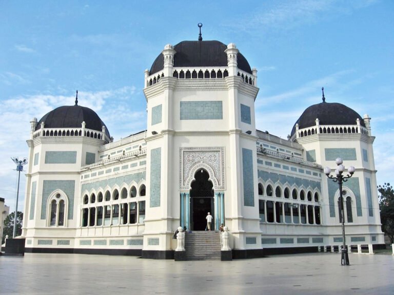 masjid raya medan sumatera utara 768x576