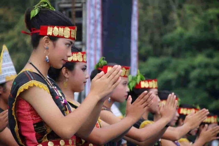 pantai bebas parapat danau toba 768x513 1