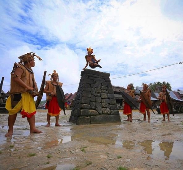 tradisi lompat batu suku nias @totofore