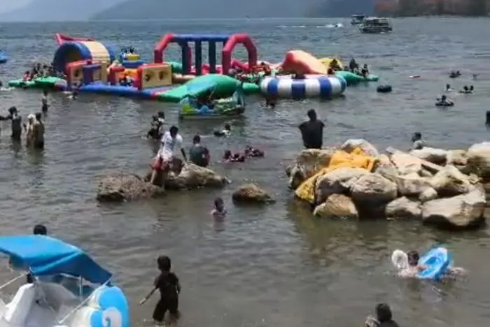 Wisatawan Membludak di Parapat Pada Hari Keempat Lebaran